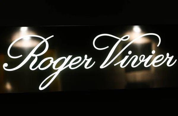 Milano Italia Syyskuuta 2021 Roger Vivierin Logo Milanon Myymälän Julkisivulla — kuvapankkivalokuva