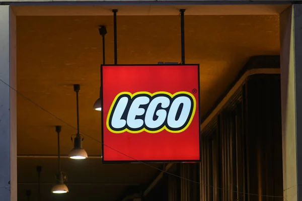 Milán Italia Septiembre 2021 Lego Logo Exhibido Una Fachada Una Fotos de stock libres de derechos