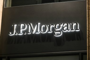 Milan, İtalya - 24 Eylül 2021: JP Morgan logosu Milano 'daki bir mağazanın cephesinde sergilendi.