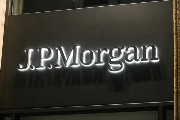 Milan, İtalya - 24 Eylül 2021: JP Morgan logosu Milano 'daki bir mağazanın cephesinde sergilendi.