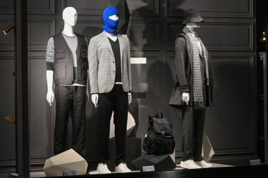 Milan, İtalya - 24 Eylül 2021: Erkek giysileri mağazada.