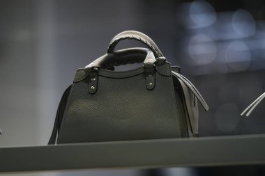 Milan, İtalya - 24 Eylül 2021: Bir butik mağazasında el çantaları.