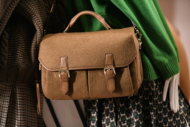 Milan, İtalya - 24 Eylül 2021: Bir butik mağazasında el çantaları.