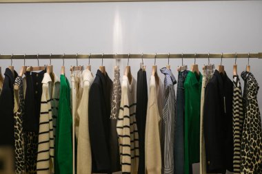 Milan, İtalya - 24 Eylül 2021: Bir butik mağazasında kadın giysileri.