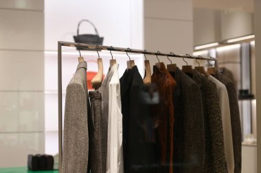 Milan, İtalya - 24 Eylül 2021: Bir butik mağazasında kadın giysileri.