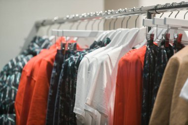 Milan, İtalya - 24 Eylül 2021: Bir butik mağazasında kadın giysileri.