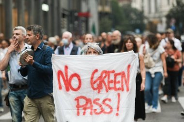 Milan, İtalya - 24 Eylül 2021: Milano 'daki yeşil geçidi protesto eden insanlar.