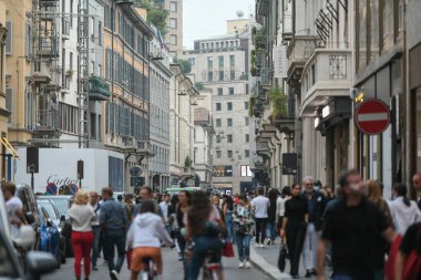 Milan, İtalya - 24 Eylül 2021: Milano şehir merkezinde insanlar yürüyor.