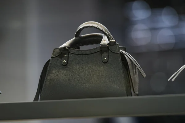 이탈리아 밀라노 2021 부티크 상점의 핸드백 — 스톡 사진