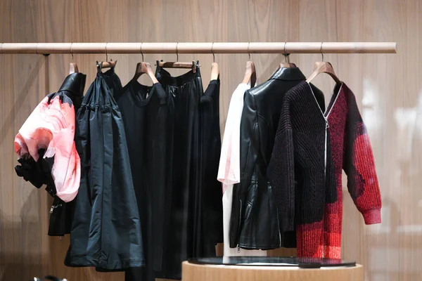 Mailand Italien September 2021 Damenbekleidung Auf Regalen Einem Boutique Geschäft — Stockfoto