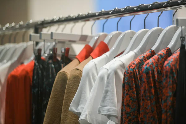 Milan, İtalya - 24 Eylül 2021: Bir butik mağazasında kadın giysileri.