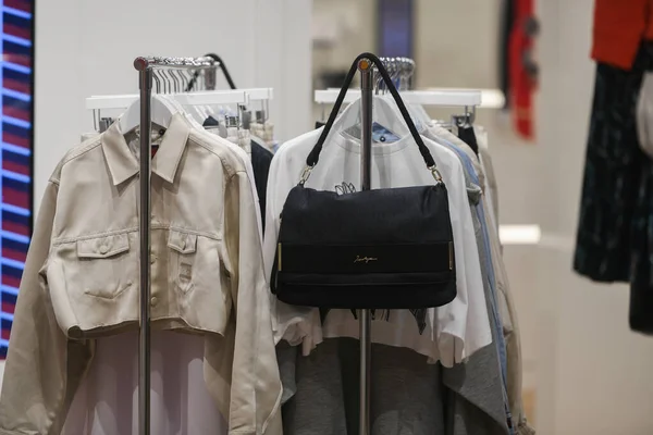 Milan Itálie Září 2021 Dámské Oblečení Regálech Butikovém Obchodě — Stock fotografie