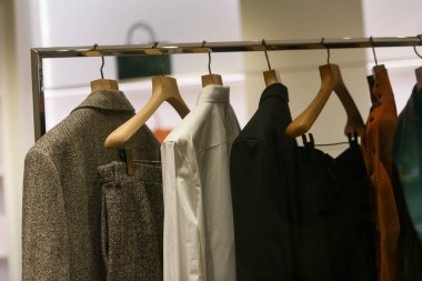 Milano 'da bir mağazada erkek giysileri.