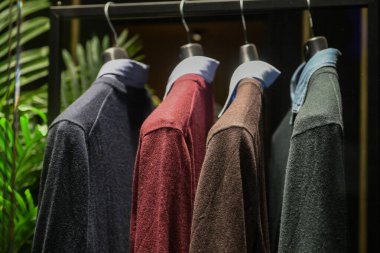 Milano 'da bir mağazada erkek giysileri.