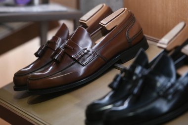 Zarif bir mağazada erkek ayakkabısı..