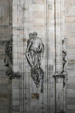 Gece Duomo di Milan 'ın mimari detayları..