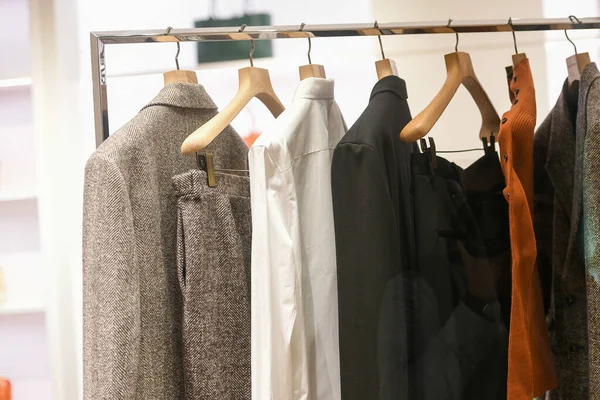 Milano 'da bir mağazada erkek giysileri.