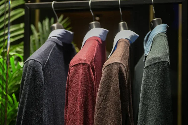 Milano 'da bir mağazada erkek giysileri.