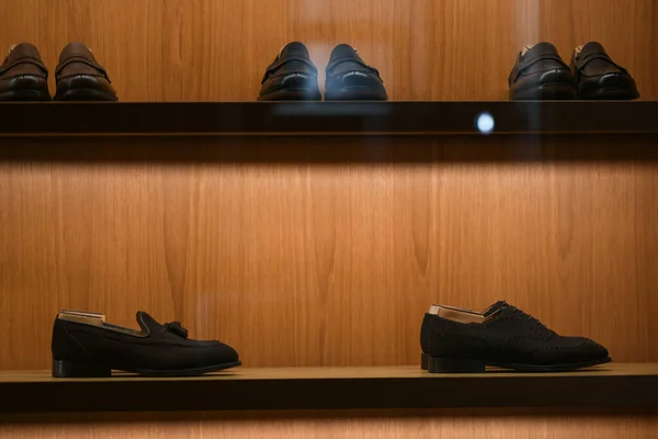 エレガントな店で男性の靴 — ストック写真