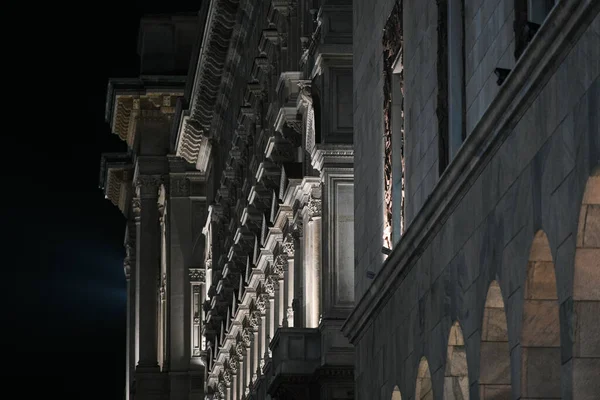 Milano 'daki bir binanın mimari detayları..