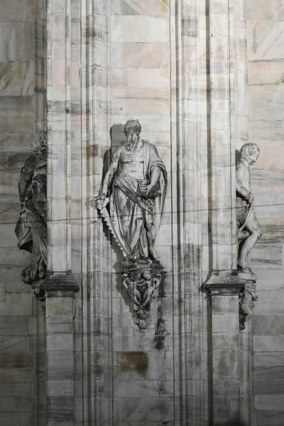 Gece Duomo di Milan 'ın mimari detayları..