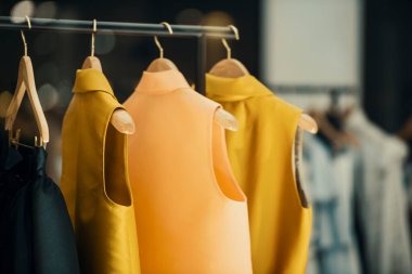 Alışveriş konsepti - süslü bir mağazada renkli kıyafetler