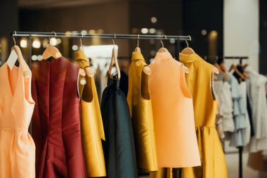 Alışveriş konsepti - süslü bir mağazada renkli kıyafetler