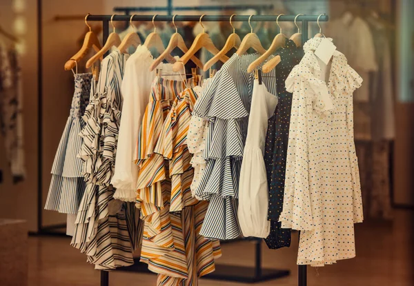 Концепция Шоппинга Красочная Одежда Модном Магазине — стоковое фото