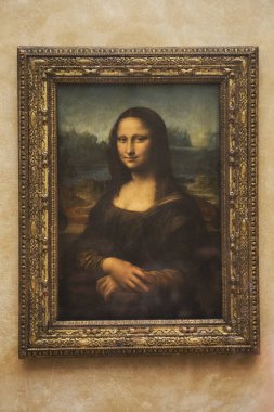 Paris, Fransa: 06 Mayıs 2017: Leonardo da Vinci 'nin Louvre Müzesindeki Mona Lisa Tablosu.