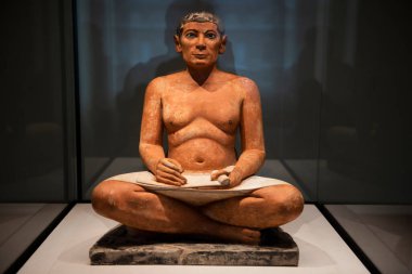 Paris, Fransa: 06 Mayıs 2017: Louvre Müzesi 'nin Mısır Antika bölümünden tanınmayan ünlü bir şahsiyet..