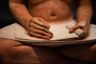 Paris, Fransa: 06 Mayıs 2017: Louvre Müzesi 'ndeki Mısır Antika Bölümü' nden tanınmayan ünlü bir figür olan Oturmuş Yazıt 'ın Detayları.