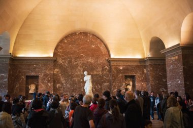 Paris, Fransa: 06 Mayıs 2017: Louvre Müzesi 'nde insanlar Venüs de Milo heykeline hayran, Afrodit tanrıçasını temsil ediyor..
