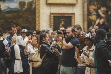 Paris, Fransa: 06 Mayıs 2017: Louvre Müzesinde fotoğraf çeken ziyaretçiler.