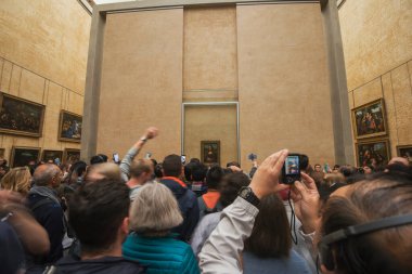 Paris, Fransa: 06 Mayıs 2017: Leonardo da Vinci 'nin Louvre Müzesinde Resim Çeken Ziyaretçiler.