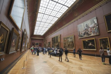 Paris, Fransa: 06 Mayıs 2017: Turistler sanat galerilerini ziyaret ettiğinde Paris Louvre Müzesi 'nin iç manzarası.