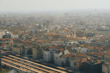 Sonbaharda yukarıdan Milan manzarası.