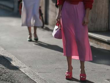 Sokak tarzı kıyafet - pembe elbiseli kadın ve kırmızı açık ayak parmaklı ayakkabı.