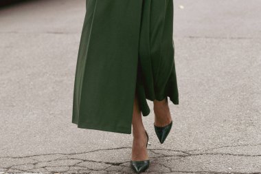 Sokak tarzı kıyafet. Yeşil etekli ve yeşil ayakkabılı kadın.