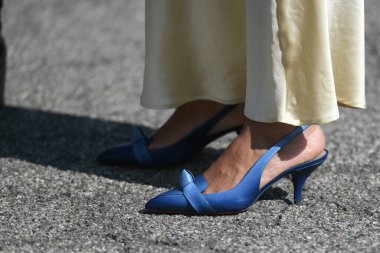 Sokak tarzı kıyafet. Pastel gri pantolon ve mavi ayakkabı giyen kadın.