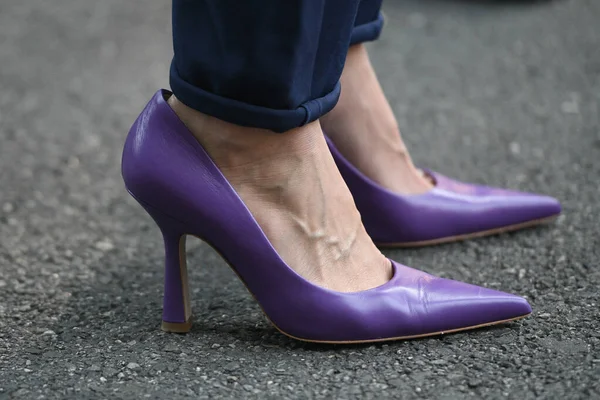 Mujer Moda Con Zapatos Púrpura Detalle —  Fotos de Stock