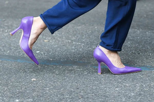 Mujer Moda Con Zapatos Púrpura Detalle — Foto de Stock