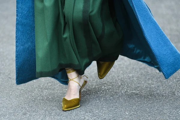 Straatstijl Outfit Vrouw Met Blauwe Bontjas Groene Fluwelen Rok Gouden — Stockfoto