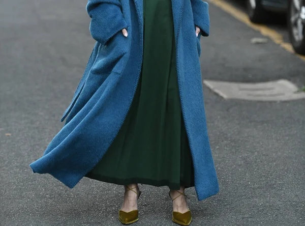 街上风格服装 穿着蓝色毛皮外套 绿色天鹅绒裙和金鞋的女人 — 图库照片