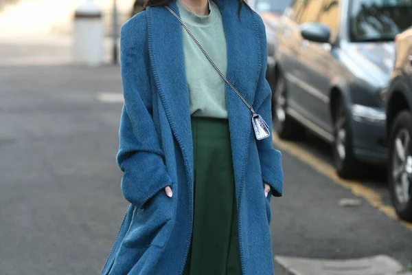 Traje Estilo Calle Mujer Con Top Verde Abrigo Piel Azul —  Fotos de Stock
