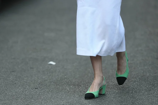 Roupa Estilo Rua Mulher Vestindo Vestido Branco Azul Sapatos Verdes — Fotografia de Stock