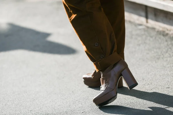 Traje Estilo Calle Zapatos Cuero Marrón Oscuro Zapatos Juego —  Fotos de Stock