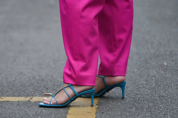 Traje Estilo Calle Pantalones Rosados Zapatos Azules Punta Abierta — Foto de Stock