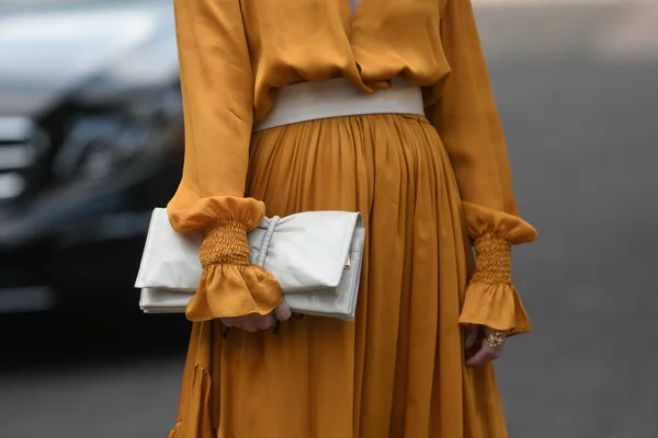 Roupa Estilo Rua Mulher Vestindo Vestido Laranja Bolsa Branca — Fotografia de Stock