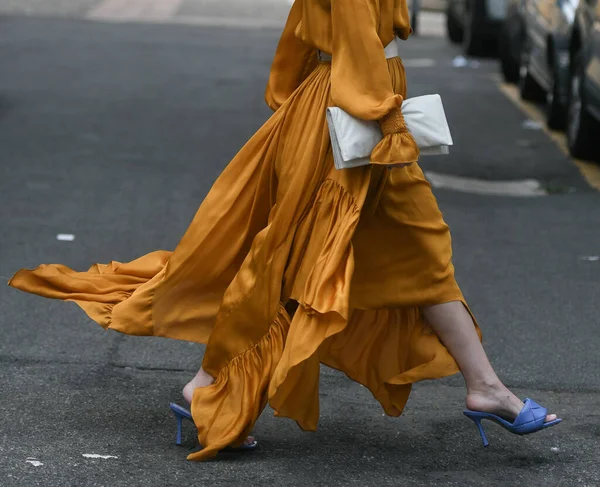 Street Style Outfit Frau Trägt Orangefarbenes Kleid Und Lila Schuhe — Stockfoto