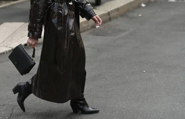 Street Style Outfit Frau Trägt Glänzenden Dunkelbraunen Mantel Schwarze Handtasche — Stockfoto